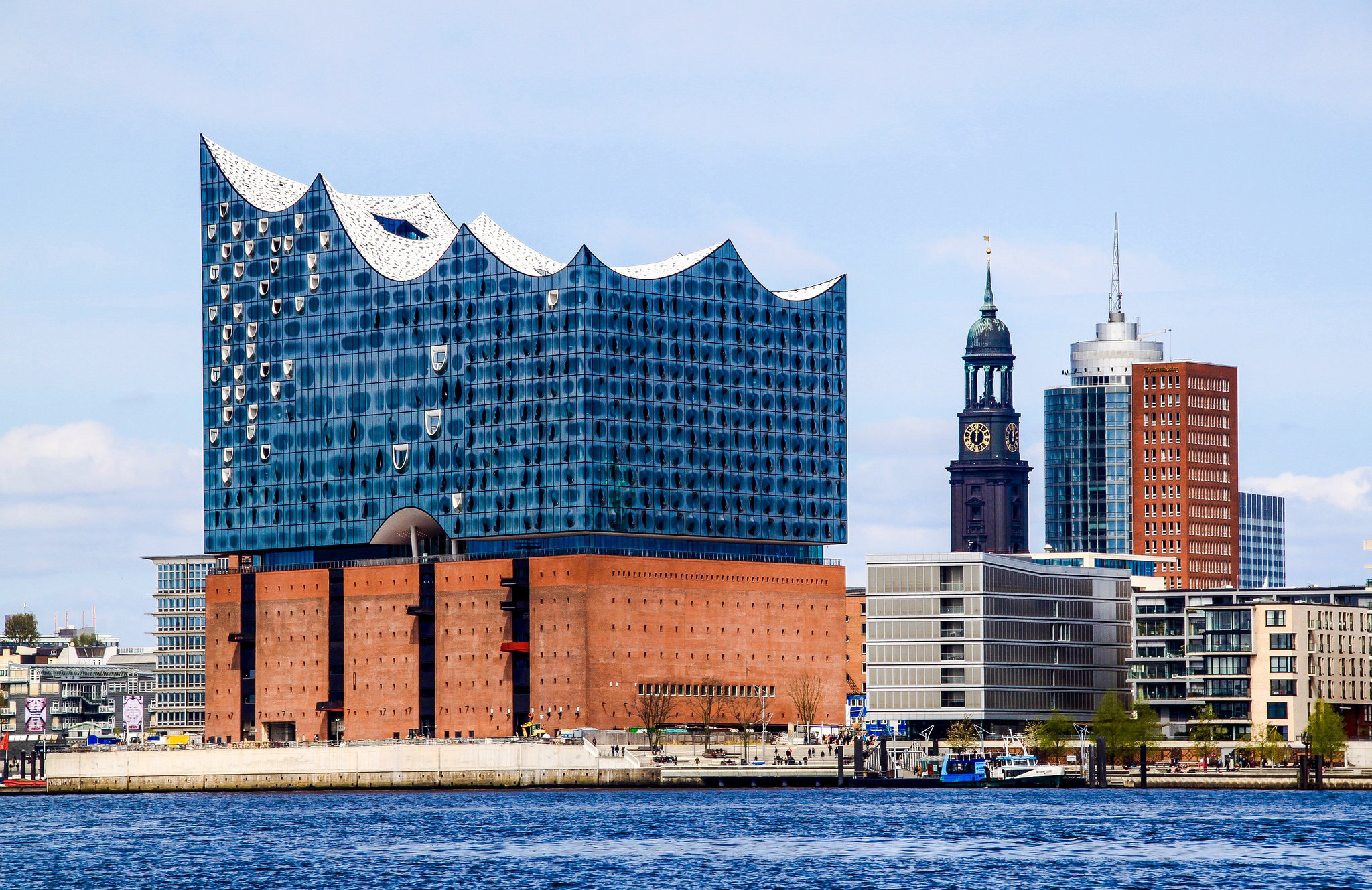 Hamburg, Skyline - Elbphilharmonie und Michel