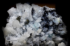 Quartz , fluorite bleue et Hubnérite noire , Pérou Quartz , fluorite bleue et Hubnérite noire , Pérou