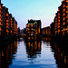 Hamburg, Blick aufs Wasserschloss zur Blauen Stunde