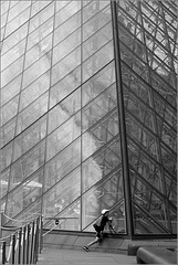 Au pied de la pyramide du Louvre