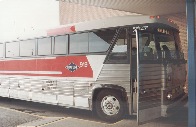 Acadian Lines 919 at Antigonish (Nova Scotia) - 8 Sep 1992 (Ref 175-06)