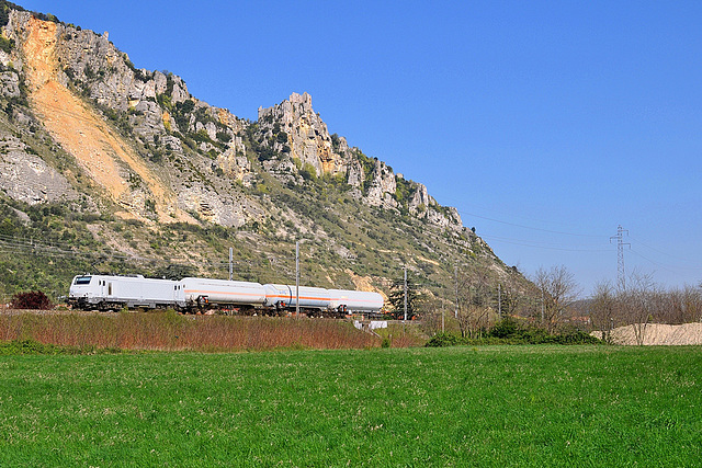 Train blanc sur la rive droite