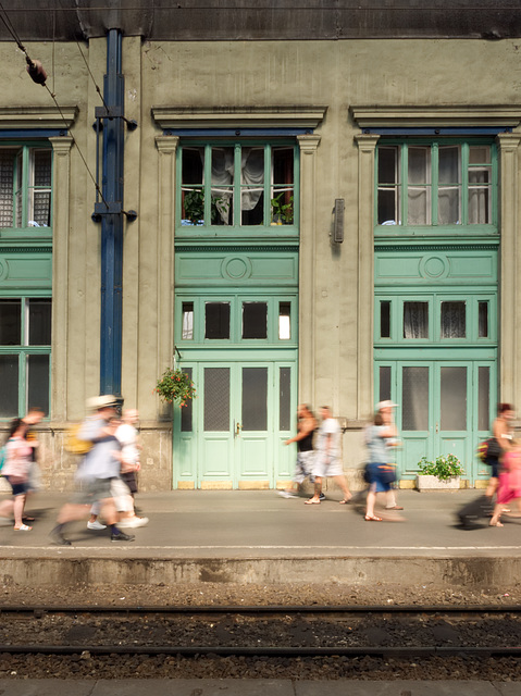 Reisende im Westbahnhof Nyugati Budapest