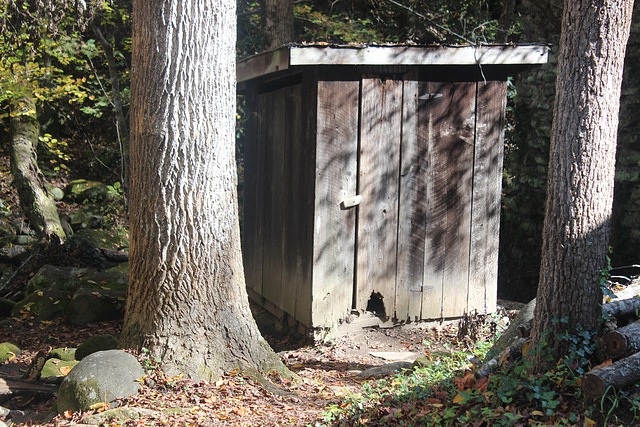 Ummm... more "wooden cabins" along Roaring Fork Motor Trail, Gatlinburg, Tennessee ~~  USA