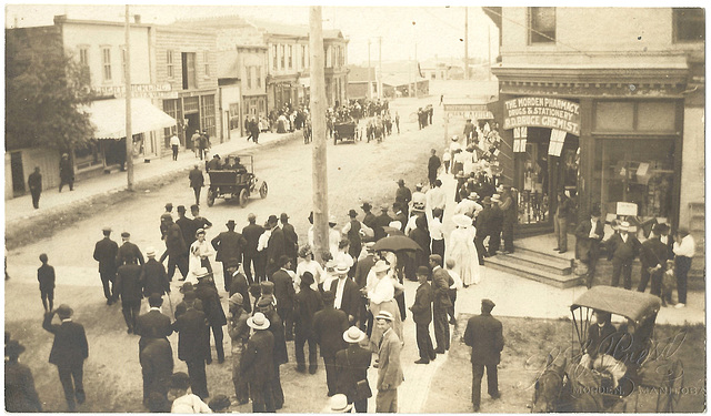 MN1113 MORDEN - [CROWD IN FRONT OF PHARMACY]