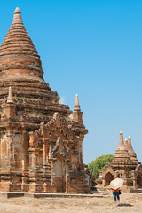 bei den historischen Tempelanlagen von Bagan (© Buelipix)