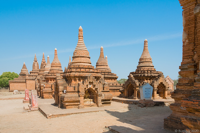 bei den historischen Tempelanlagen von Bagan (© Buelipix)