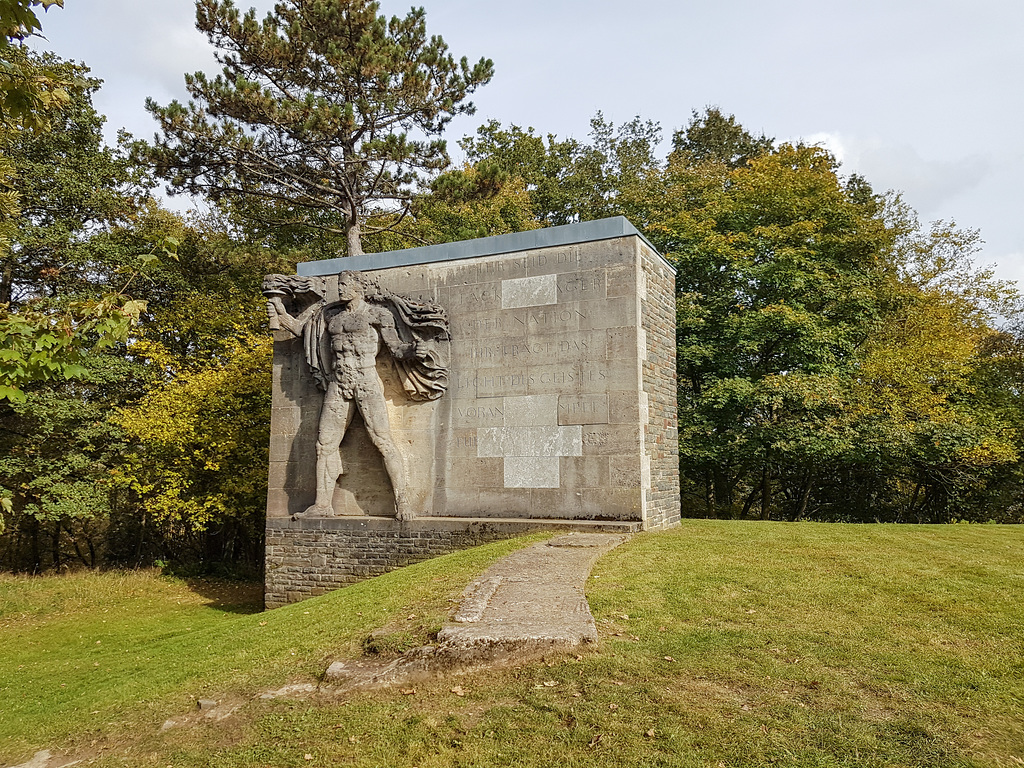 Vogelsang IP - Skulptur des Fackelträgers