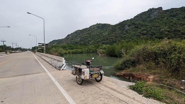 Moto de pêcheur en observation / Water watcher's motorbike