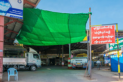 Truck-Station für die Fahrt von Kinpun zum Mount Kyaiktiyo (© Buelipix)