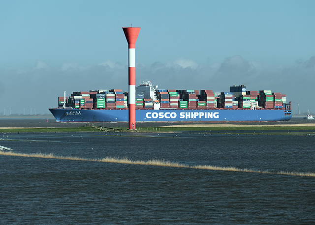 Frachtschiff auf der Elbe