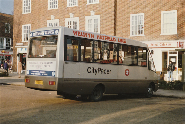 Welwyn Hatfield Line VO7 (E516 PWR) in Welwyn Garden City – 18 Jan 1989 (80-20)