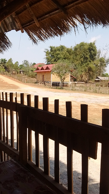 Clôture du Laos autrefois bombardé.....