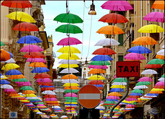 isola pedonale di ombrelli colorati !