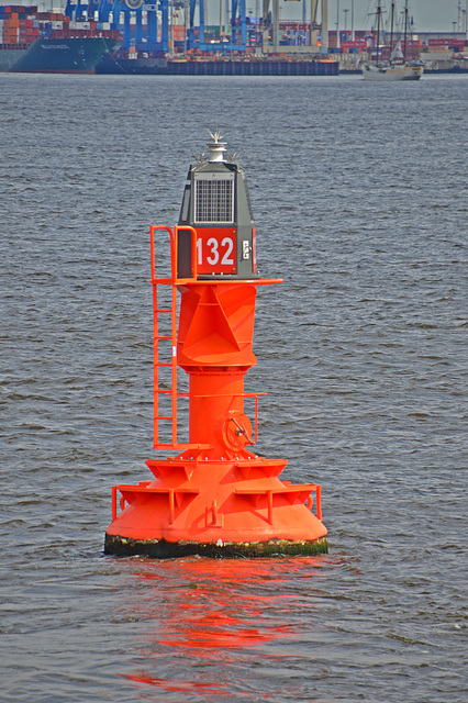 Fahrwassertonne Nr. 132 im Hamburgerhafen höhe Einfahrt zum Containerhafen Waltershof