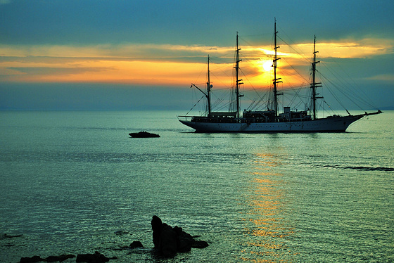 Buque insignia al atardecer