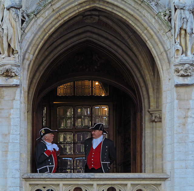 Zwei Amtsträger am Rathaus