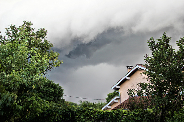 Crémieu (38) 28 juin 2017. Orage et tempête violente arrivent sur mon quartier!