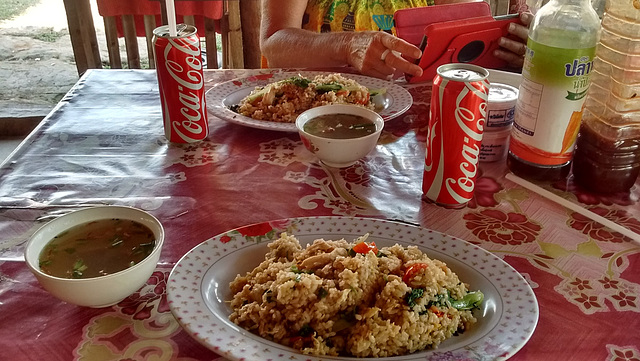 Bouffe laotienne sur une plaine bombardée....