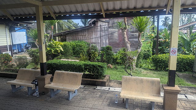 Trois bancs de gare / Three railway station benches