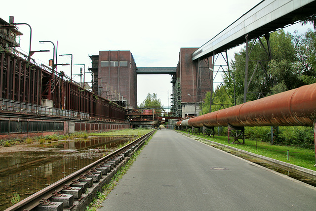 "Schwarze Straße", vorne Mischanlage und Kohlenturm (Kokerei Hansa, Dortmund-Huckarde) / 9.09.2018