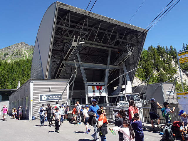 Talstation der Seilbahn Glacier 3000 auf dem Pass Col du Pillon