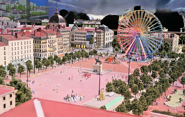 Vaulx-en-Velin (69) Mini World.  5 janvier 2025. Lyon. Place Bellecour.