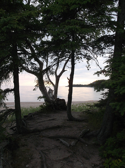 Au bord du lac avec la vieille femme mystérieuse...../ On the edge of the lake with the mysterious old woman....