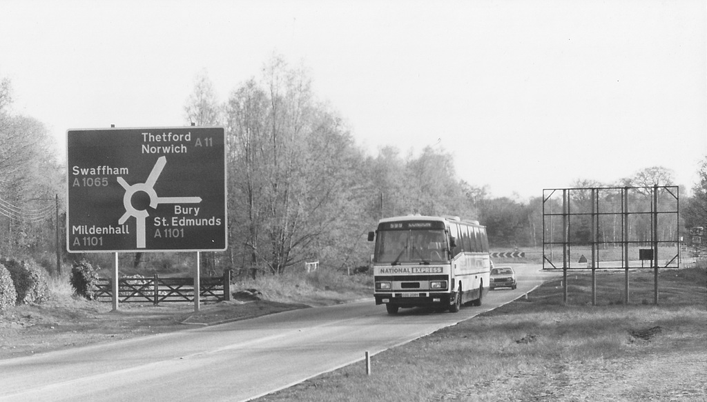 Ambassador Travel 893 (CDG 208Y) at Barton Mills - 28 Apr 1985