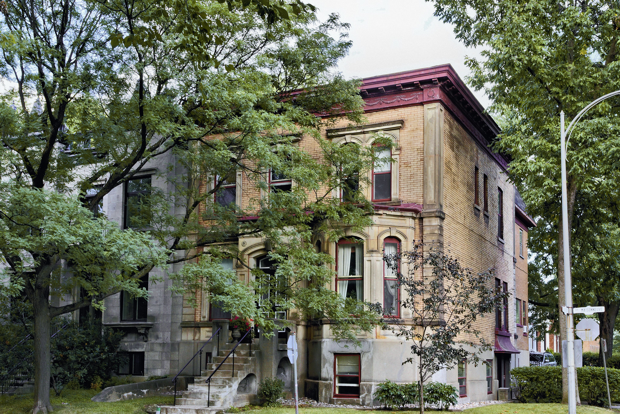 Victorian Elegance – Grosvenor at de Maisonneuve Boulevard, Westmount, Québec