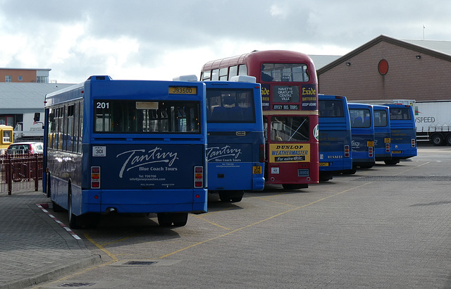 Buses and coaches at St. Helier Ferry Terminal - 7 Aug 2019 (P1030804)