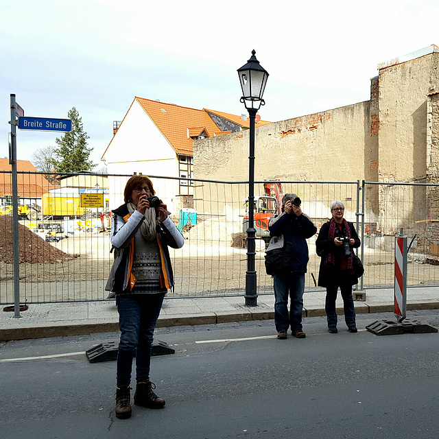 .... immerhin Zaun und Straßenlaterne vorhanden