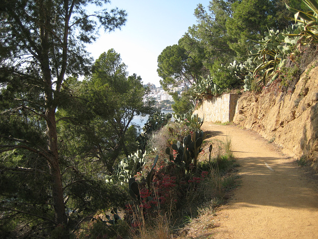 Küstenwanderweg in der Bucht von Roses