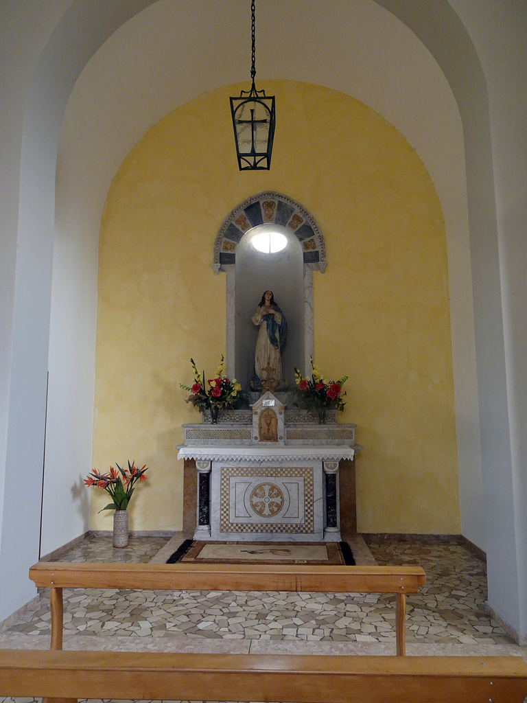 Altar in der Kirche auf dem Monte Brè