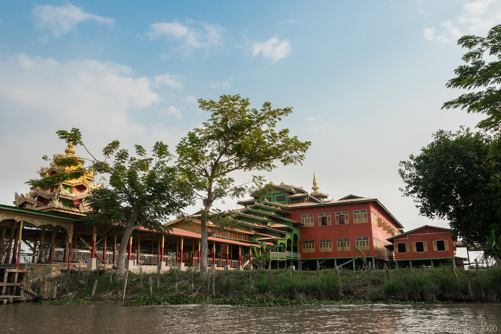 unterwegs zu den schwimmenden Gärten auf dem Inle-See (© Buelipix)