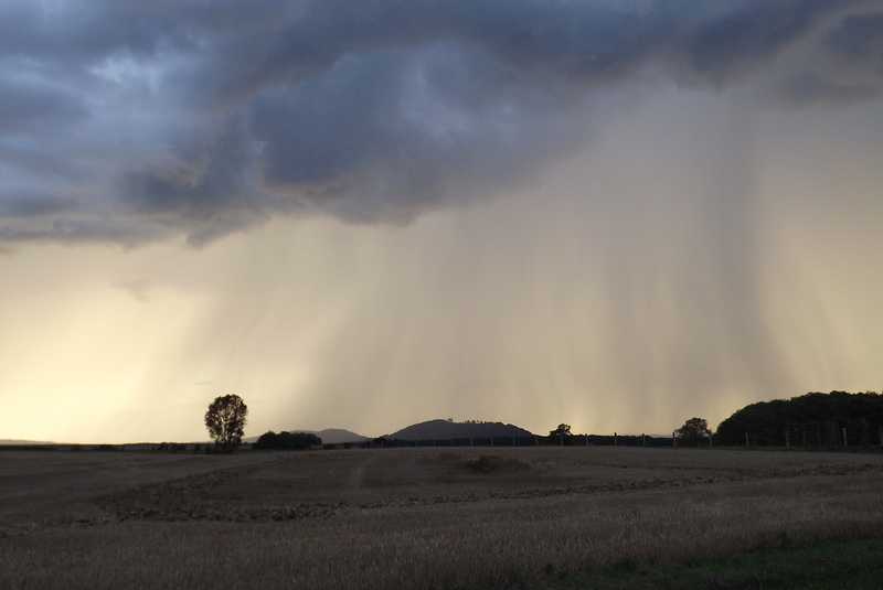Montsec, de loin, sous une grande pluie