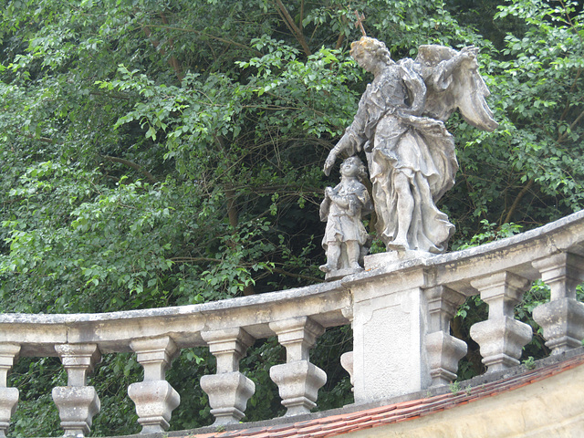 Schutzengel geleitet das Kind