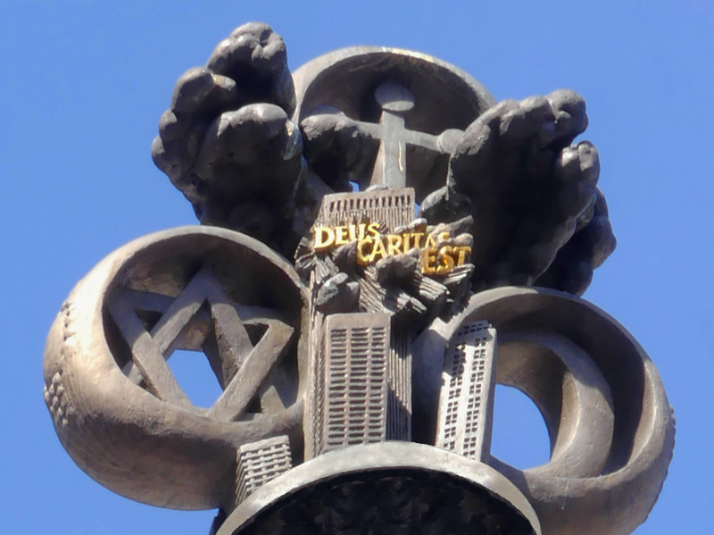Symbole der drei Weltreligionen und der Anschlag auf das WTC vom 11/09/01