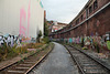 Gleise der Hafenbahn zwischen Gebäuden der alten Papierfabrik Hermes (Düsseldorf-Hafen) / 29.09.2016