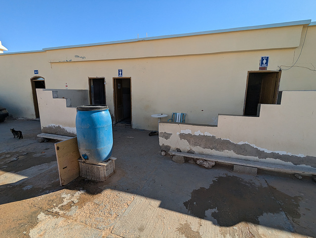 Toilettes très peu invitantes / Not very inviting bathroom