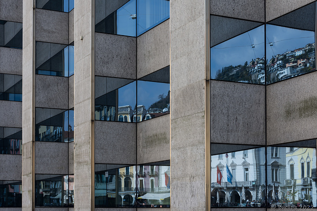 Spiegelungen in Locarno  (© Buelipix)