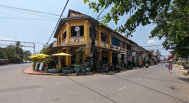 Carrefour attrayant / Attractive crossroads Carrefour attrayant / Attractive crossroads