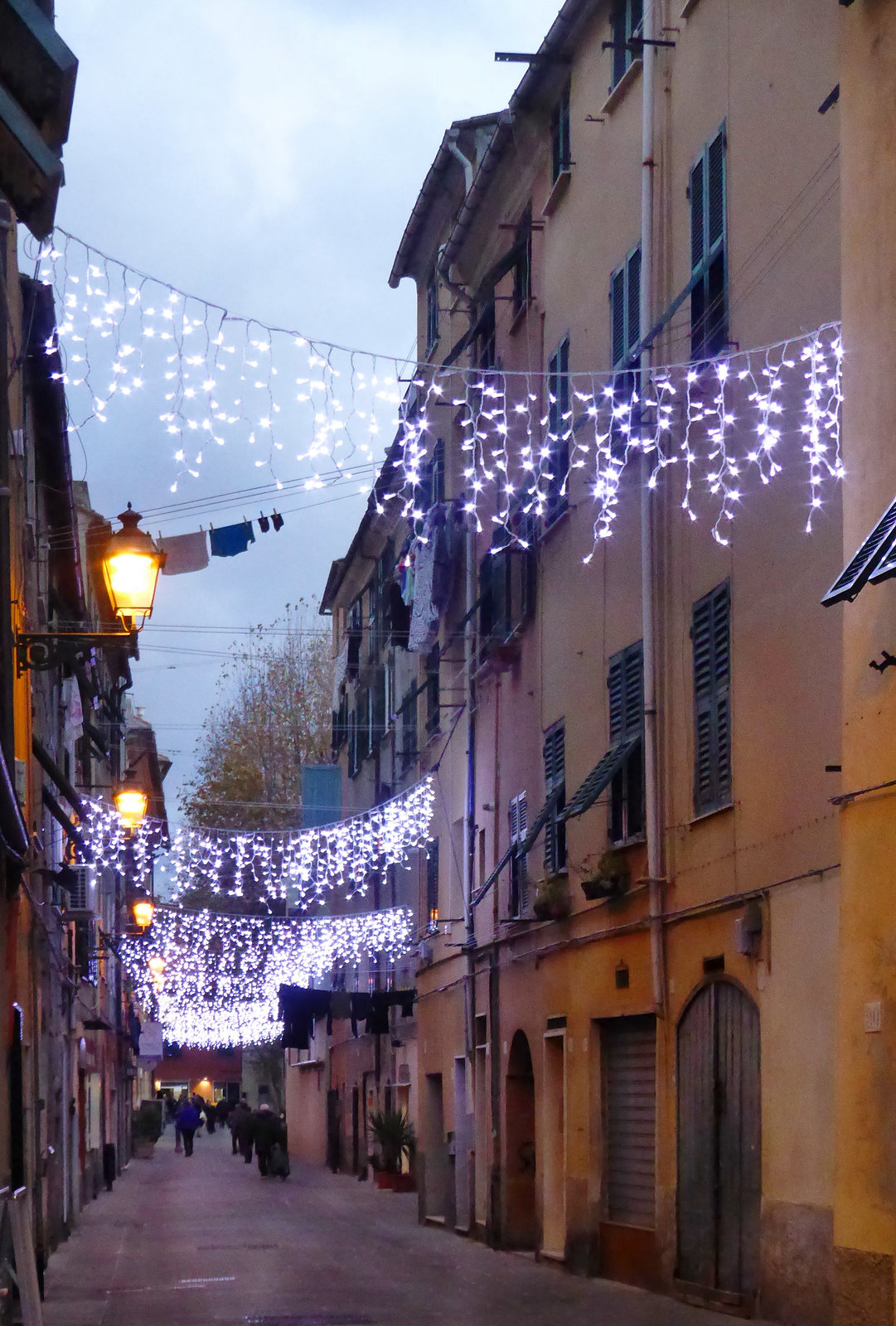 Panni stesi "alle luci" di Natale - Sestri