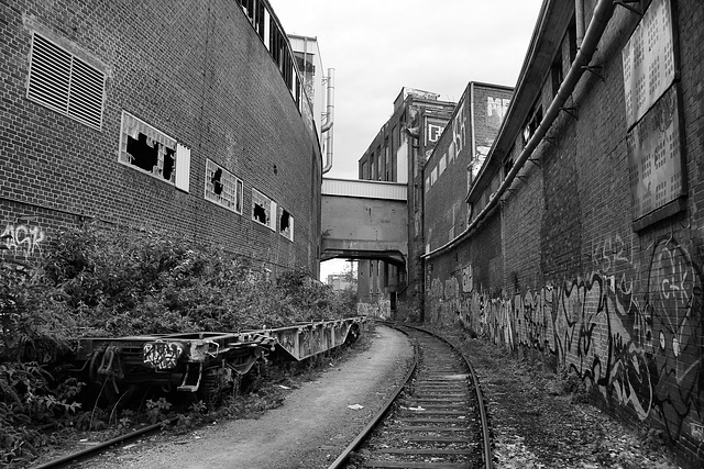 Die Hafenbahn zwischen Gebäuden der ehem. Papierfabrik Hermes (Düsseldorf-Hafen) / 29.09.2016