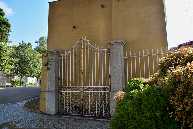 Lisbon 2018 – Gate in Jardim do Torel