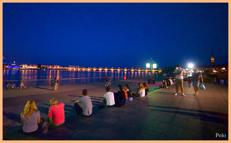 HBM. En Bordeaux, frente al río Garona.