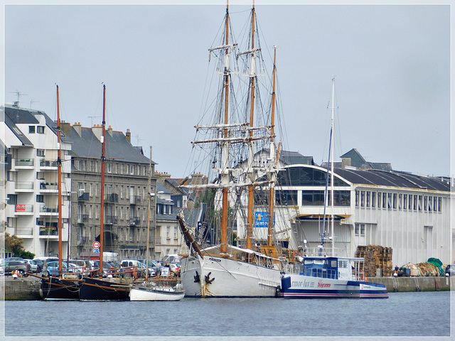 Le Français au port de Saint Malo (35): UN TROIS MÂTS BARQUE DE 47M