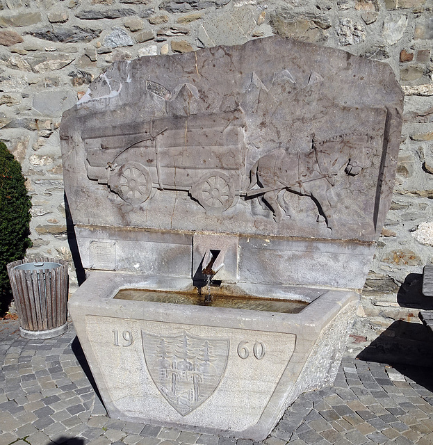 Brunnen vor der Magdalenenkirche in Troistorrents Brunnen vor der Magdalenenkirche in Troistorrents