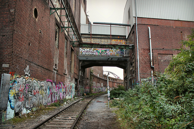 Hafenbahn zwischen Gebäuden der alten Papierfabrik Hermes (Düsseldorf-Hafen) / 29.09.2016