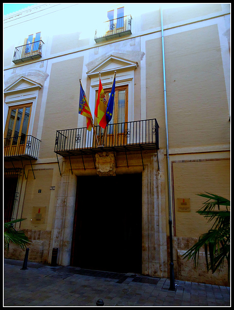 Valencia: edificio en plaza de Nules